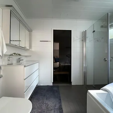 Rauhallinen Ja Tilava Ylimmaen Kerroksen Nelioe Apartament