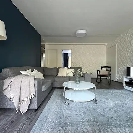 Rauhallinen Ja Tilava Ylimmaen Kerroksen Nelioe Apartment Oulu