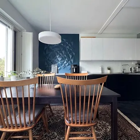 Apartment Rauhallinen Ja Tilava Ylimmaen Kerroksen Nelioe *