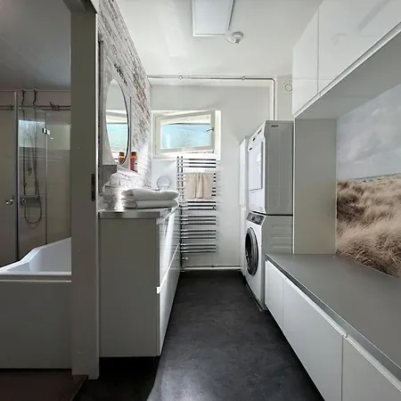 Apartment Rauhallinen Ja Tilava Ylimmaen Kerroksen Nelioe