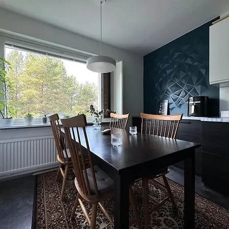 Apartment Rauhallinen Ja Tilava Ylimmaen Kerroksen Nelioe *