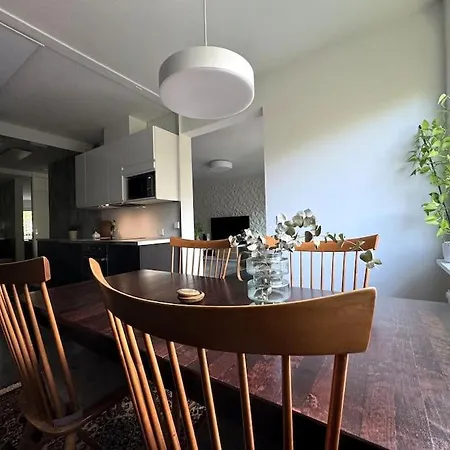 Apartment Rauhallinen Ja Tilava Ylimmaen Kerroksen Nelioe