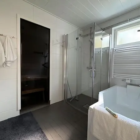 Rauhallinen Ja Tilava Ylimmaen Kerroksen Nelioe Apartament Oulu