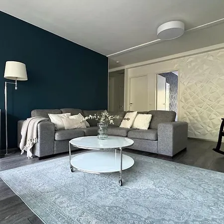 Apartment Rauhallinen Ja Tilava Ylimmaen Kerroksen Nelioe