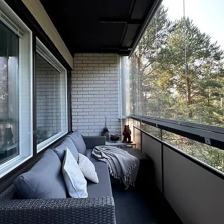 Rauhallinen Ja Tilava Ylimmaen Kerroksen Nelioe Apartment *