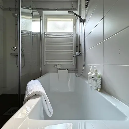 Apartment Rauhallinen Ja Tilava Ylimmaen Kerroksen Nelioe *