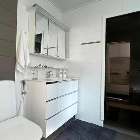 Apartment Rauhallinen Ja Tilava Ylimmaen Kerroksen Nelioe