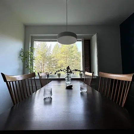 Rauhallinen Ja Tilava Ylimmaen Kerroksen Nelioe Apartament *