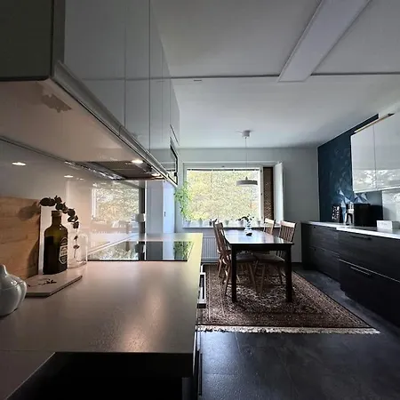 Apartment Rauhallinen Ja Tilava Ylimmaen Kerroksen Nelioe *