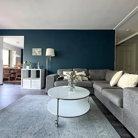 Rauhallinen Ja Tilava Ylimmaen Kerroksen Nelioe Apartment *